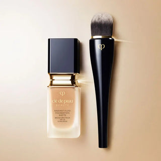 Light Coverage Foundation Brush Clé de Peau Beauté