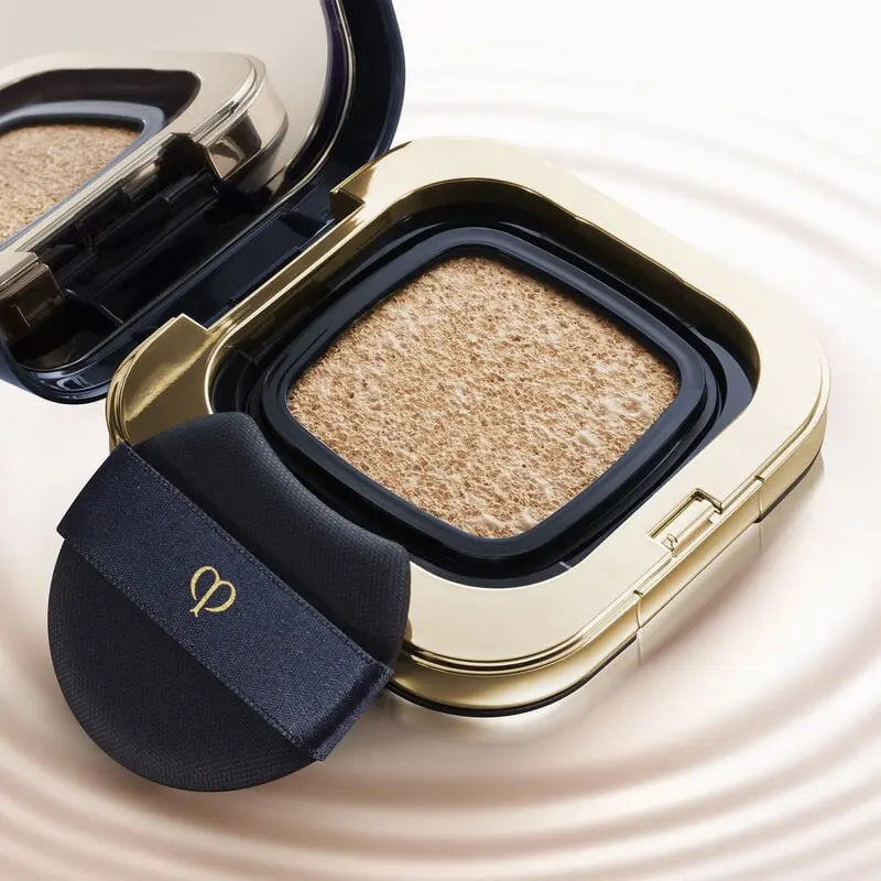 Radiant Cushion Foundation Dewy Case Clé de Peau Beauté