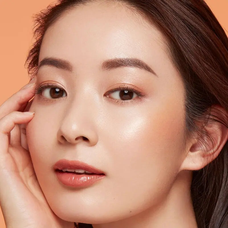 The Luminizing Face Enhancer Clé de Peau Beauté